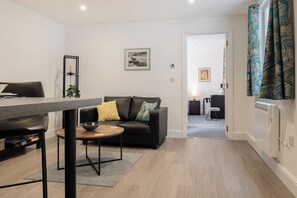 Flat-screen TV - Gorgeous 1 BD in Central Cheltenham (Cheltenham)