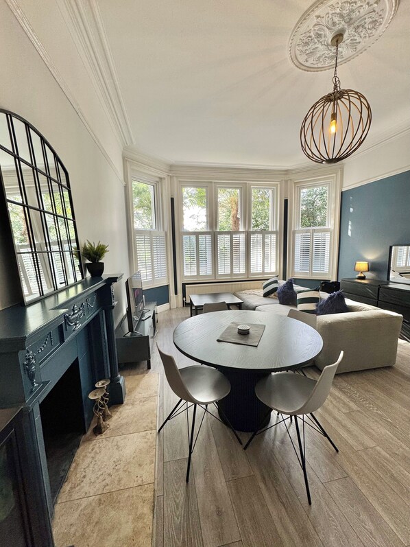 Interior - Spacious Bournemouth Apartment - Town Centre and Beach - Parking - Sleeps 6 (Bournemouth)