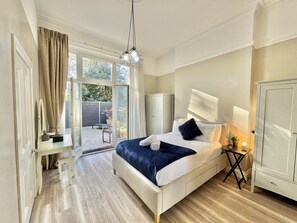 2 bedrooms, desk, iron/ironing board, free WiFi - Spacious Bournemouth Apartment - Town Centre and Beach - Parking - Sleeps 6 (Bournemouth)