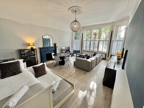 2 bedrooms, desk, iron/ironing board, free WiFi - Spacious Bournemouth Apartment - Town Centre and Beach - Parking - Sleeps 6 (Bournemouth)