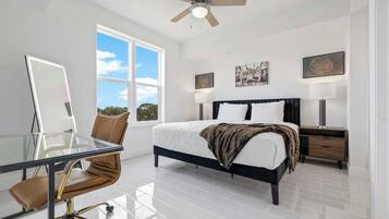 2 habitaciones, escritorio y tabla de planchar con plancha