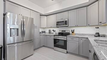 Refrigerador, microondas, horno y parrilla de estufa