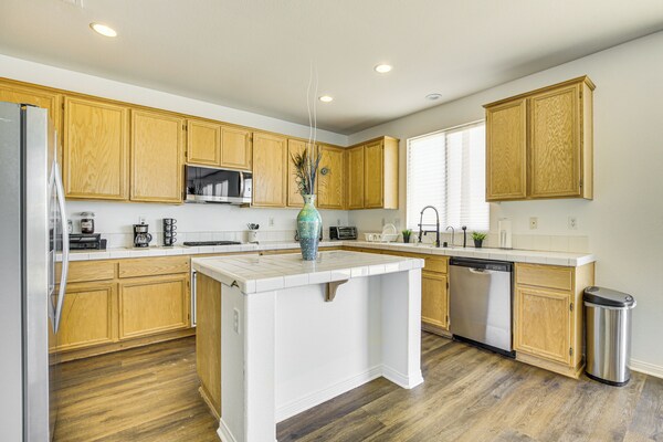 Pool Table & Charcoal Grill: Home In Victorville! - Victorville, CA