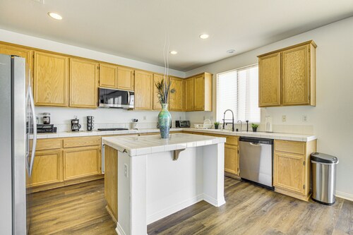 Pool Table & Charcoal Grill: Home in Victorville!