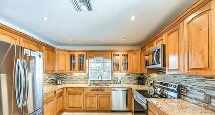Hot Tub & Heated Pool: Bonita Springs Getaway!