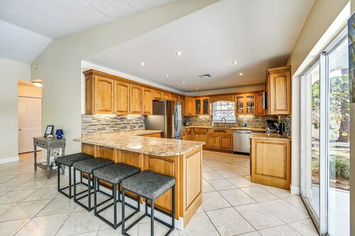 Hot Tub & Outdoor Pool: Bonita Springs Getaway!