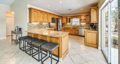 Hot Tub & Outdoor Pool: Bonita Springs Getaway!