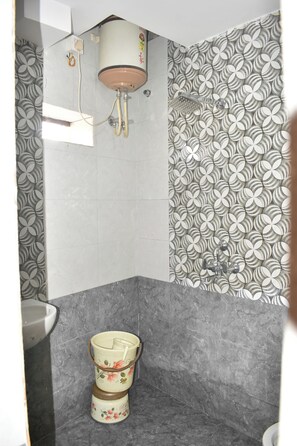 Shower, free toiletries, towels, soap - hotel Gangotri (Varanasi)