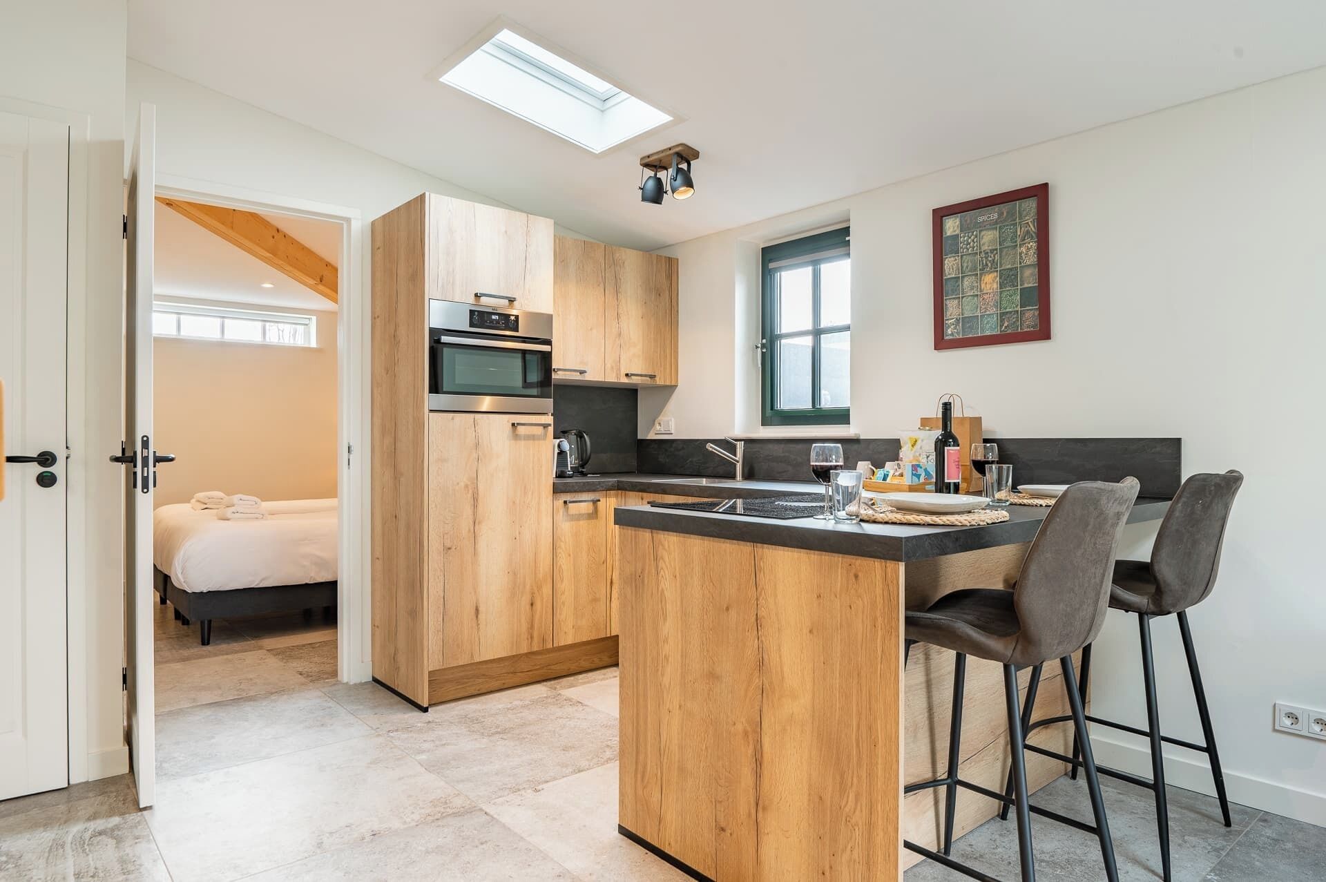 Frigorífico, microondas, horno y placa de cocina