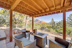 An outdoor patio with wicker furniture, a built-in grill, and a view of red rock formations. - < 1 Mi to Shops: Uptown Sedona Home w/ Hot Tub! (Sedona)
