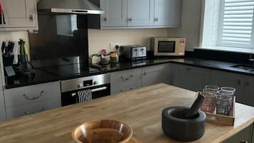 Appartement Luxe, vue jardin | Cuisine privée | Grand réfrigérateur, micro-ondes, four, plaque de cuisson