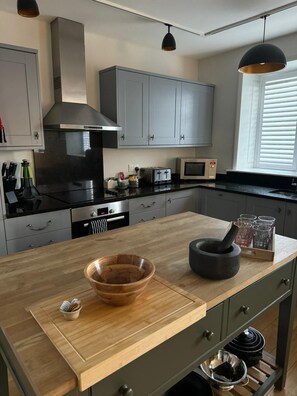 Luksushuoneisto, näköala puutarhaan | Yksityinen keittiö | Täysikokoinen jääkaappi, mikroaaltouuni, uuni, liesi