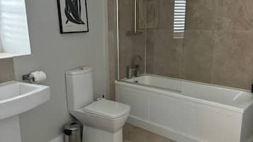 Apartemen Mewah, pemandangan kebun | Kamar mandi | Perlengkapan mandi gratis, sabun, sampo, dan tisu toilet