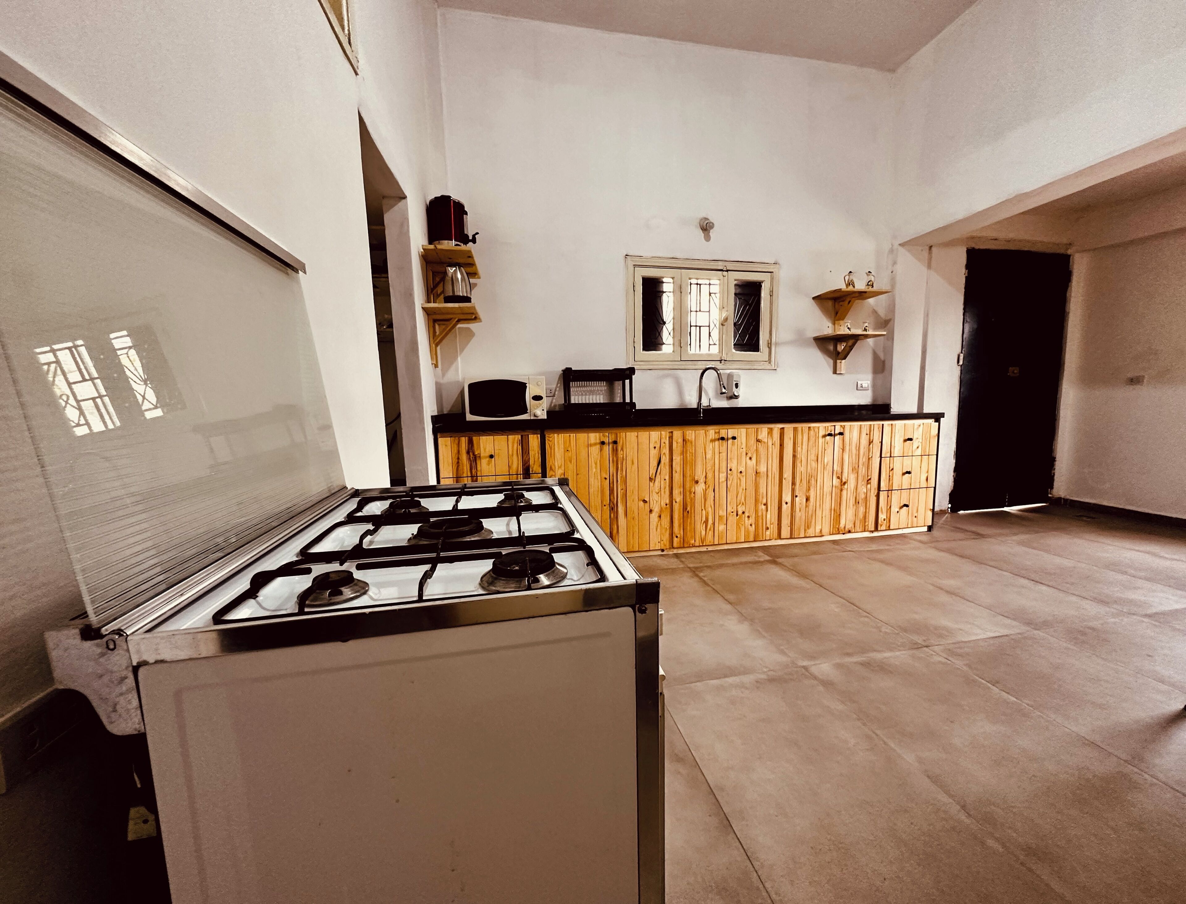 Kühlschrank, Mikrowelle, Ofen, Kochgeschirr/Geschirr/Besteck