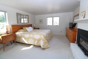 4 bedrooms, desk, WiFi