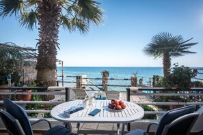 Outdoor dining - Exclusive Seaside Retreat : Apartment with terrace (Palaiokastro)