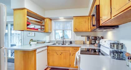 10 Mi to Portland: Greenway Neighborhood Home