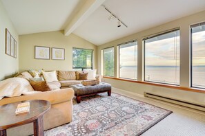 Interior - 1/4 Mi to Beach: Family Home w/ Spacious Deck! (Langley)