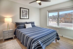 3 室のベッドルーム、デスク、WiFi (無料)、ベッドシーツ