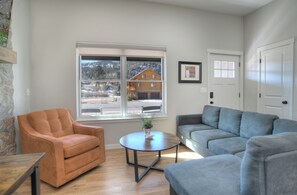 Een smart-tv en een open haard