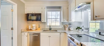 17 Mi to Dtwn: Family Home in North Charleston