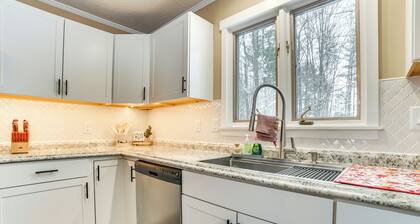 Private Hot Tub & Deck: Gaylord Family Home!