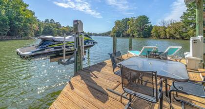 Dine Al Fresco: Reedville Home w/ Dock