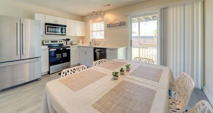 1/2 Mi to Atlantic Beach: Townhome w/ Balcony!