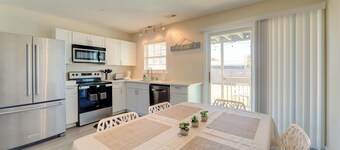 1/2 Mi to Atlantic Beach: Townhome w/ Balcony!