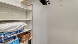 Ein Stauraum mit Regalen, Körben und Hängeorganisatoren.