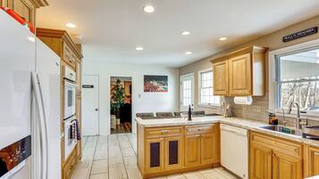 House (5 Bedrooms) | Interior