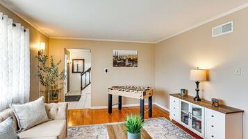 House (5 Bedrooms) | Interior