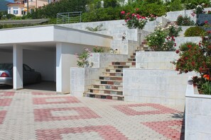 Property grounds - Luxury apartment in Opatija for 8 people with pool and silk bedding (Opatija)