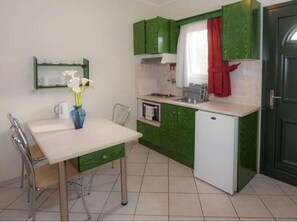 Fridge, microwave, stovetop, coffee/tea maker - L'eremo Luxury Studio (Róda)
