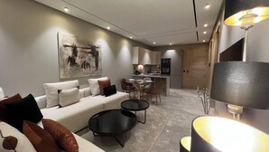 Una sala de estar moderna con sofá, mesa de centro y comedor.