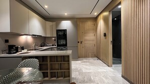 Una cocina moderna con una isla integrada, una cafetera y un botellero.