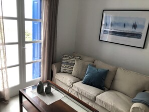 Télévision, cheminée, livres