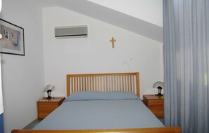 2 slaapkamers, een strijkplank/strijkijzer, internet, beddengoed