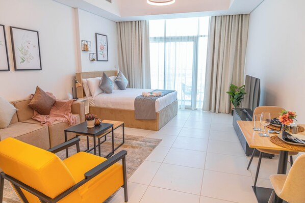 In-room safe, iron/ironing board, free WiFi - Bloomfields Spacious STU in Thalassa (Abu Dhabi)