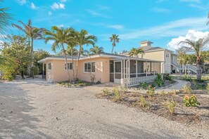 Exterior - Peace, Love & Shells: Cute Beach Cottage Near Gulf (Sanibel)