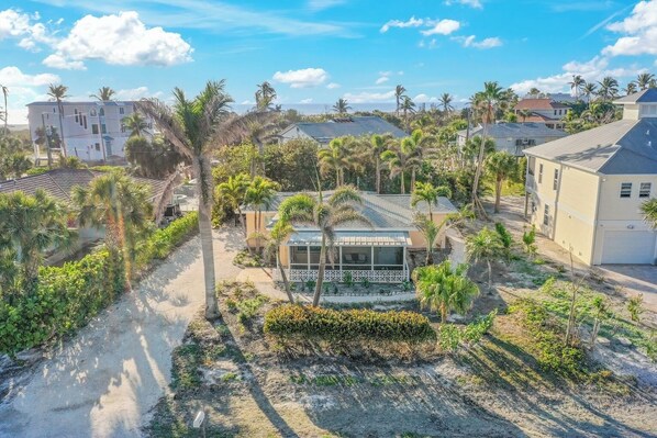 Property grounds - Peace, Love & Shells: Cute Beach Cottage Near Gulf (Sanibel)