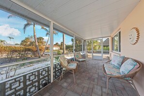 Terrace/patio - Peace, Love & Shells: Cute Beach Cottage Near Gulf (Sanibel)