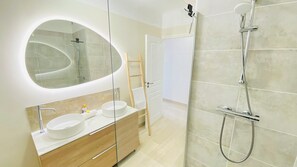 Shower, hair dryer, towels, soap - Villa Magali Arles — Peaceful with Pool and Piano (Arles)