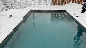Una piscina al aire libre, una piscina climatizada