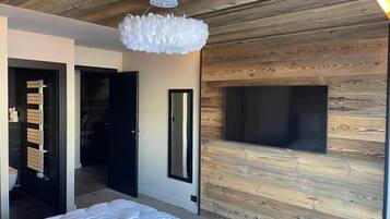 6 bedrooms, iron/ironing board, travel crib, free WiFi