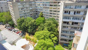Um edifício com várias andares, varandas e aparelhos de ar condicionado.