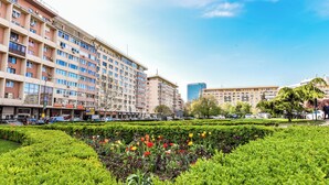 A multi-story building with a row of shops on the ground floor. - Candy Studio - Cismigiu Gardens - Quiet Room - Open Kitchen -Smart Tv (București)