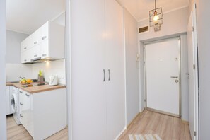 Kühlschrank, Mikrowelle, Herdplatte, Wasserkocher mit Kaffee-/Teezubehör