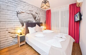 2 slaapkamers, een strijkplank/strijkijzer, internet, beddengoed