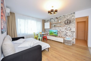 2 bedrooms, iron/ironing board, internet, bed sheets